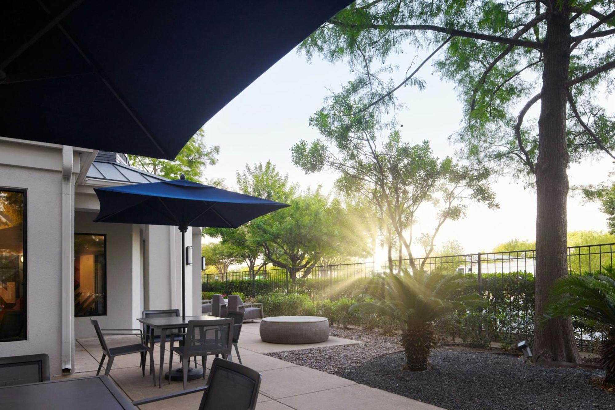 Отель Courtyard Austin South Экстерьер фото