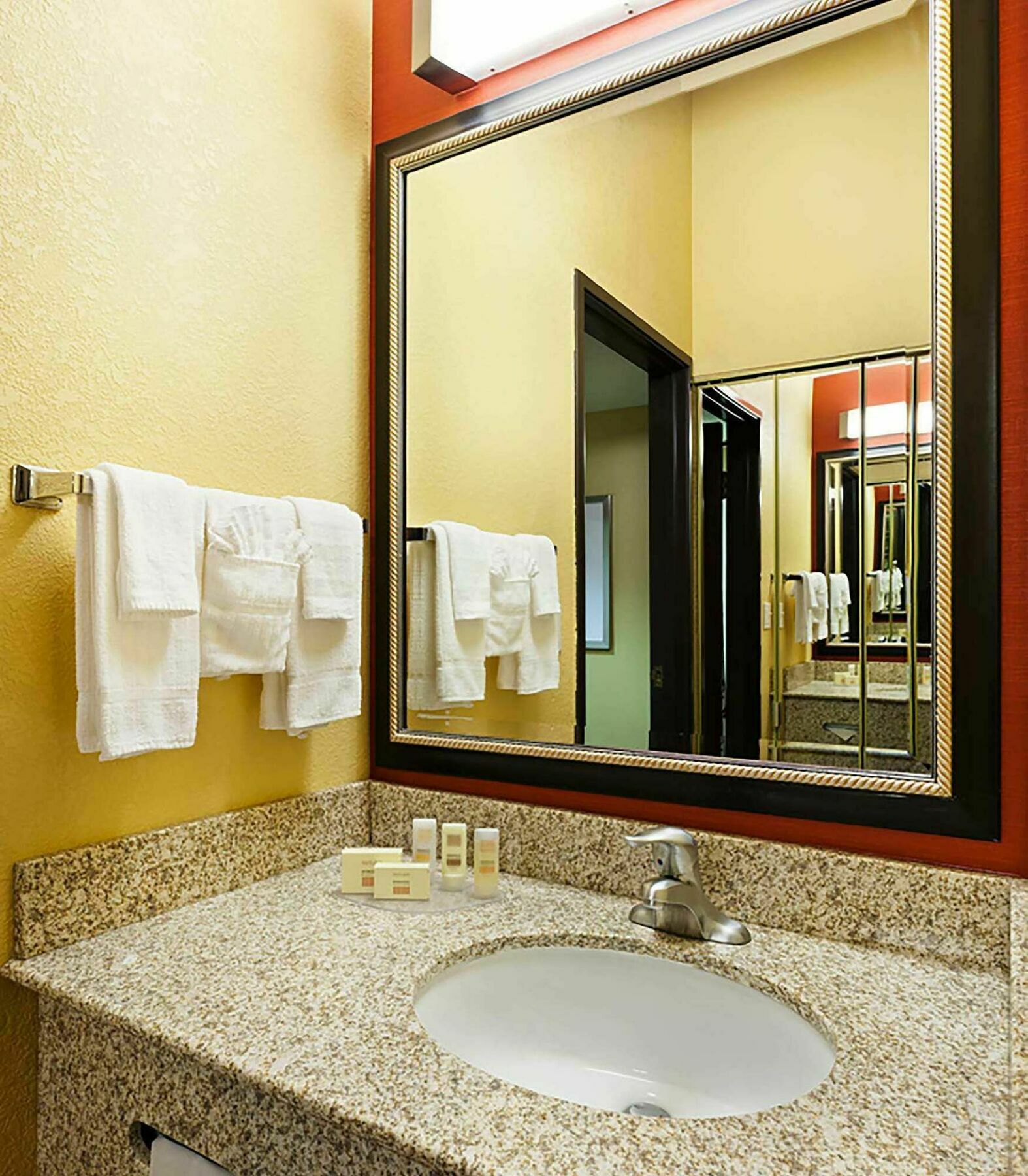 Отель Courtyard Austin South Экстерьер фото